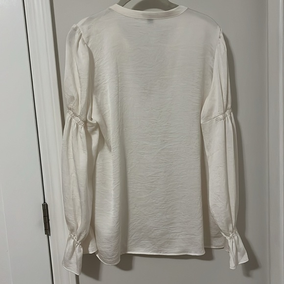 Ann Taylor ivory v neck house in size Medium - Picture 5 of 6